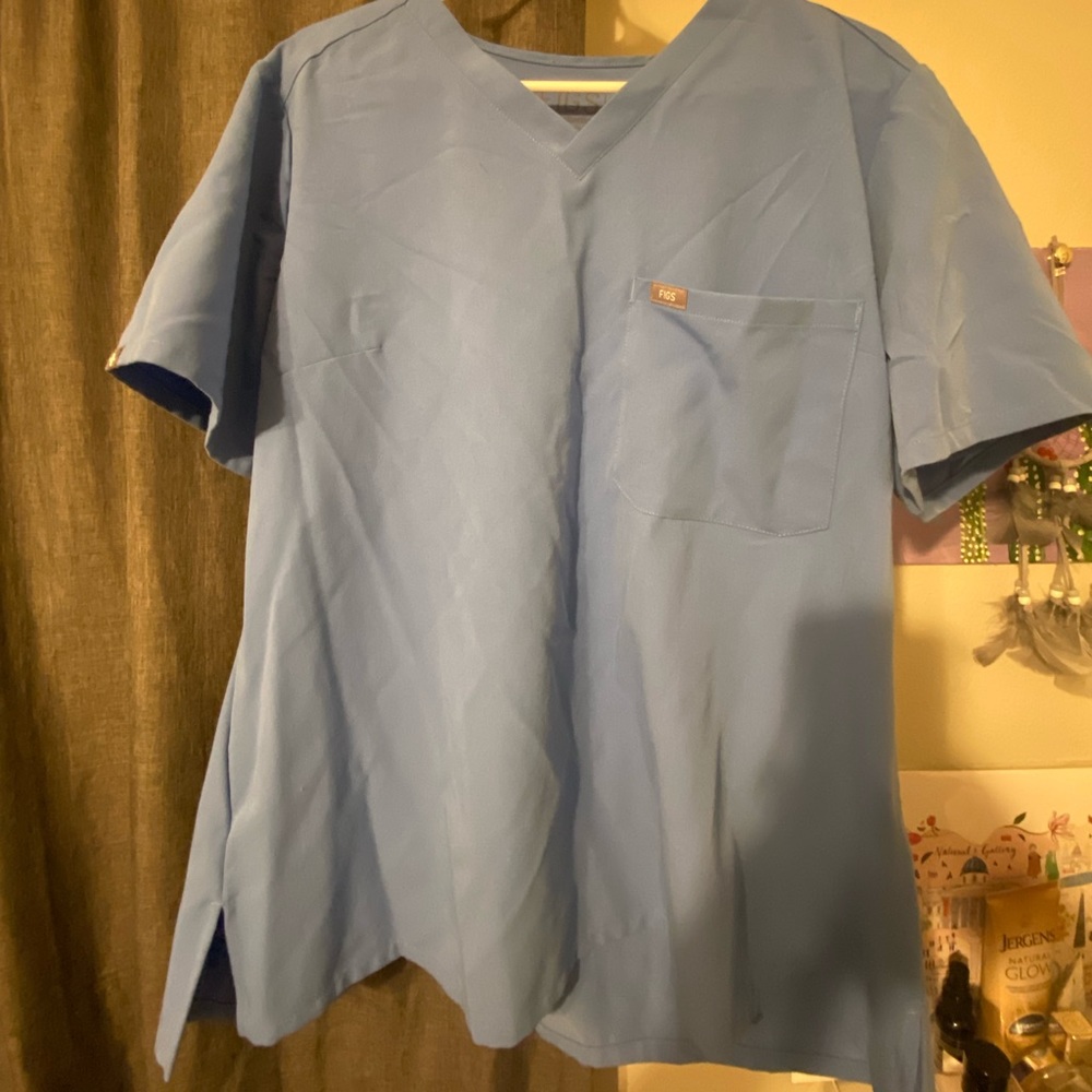 FIGS Catarina one pocket scrub top in Ciel Blue;size XL